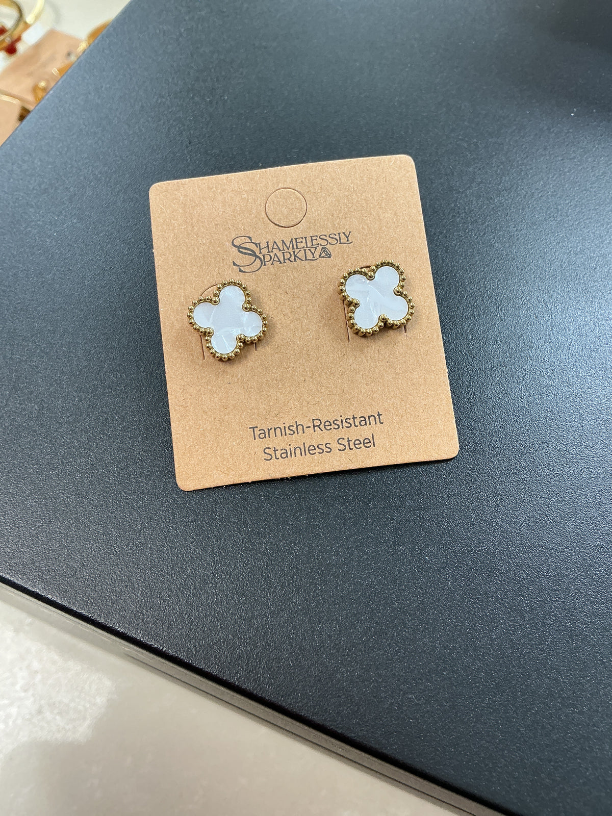 White/gold four leaf clover – Lavish 31
