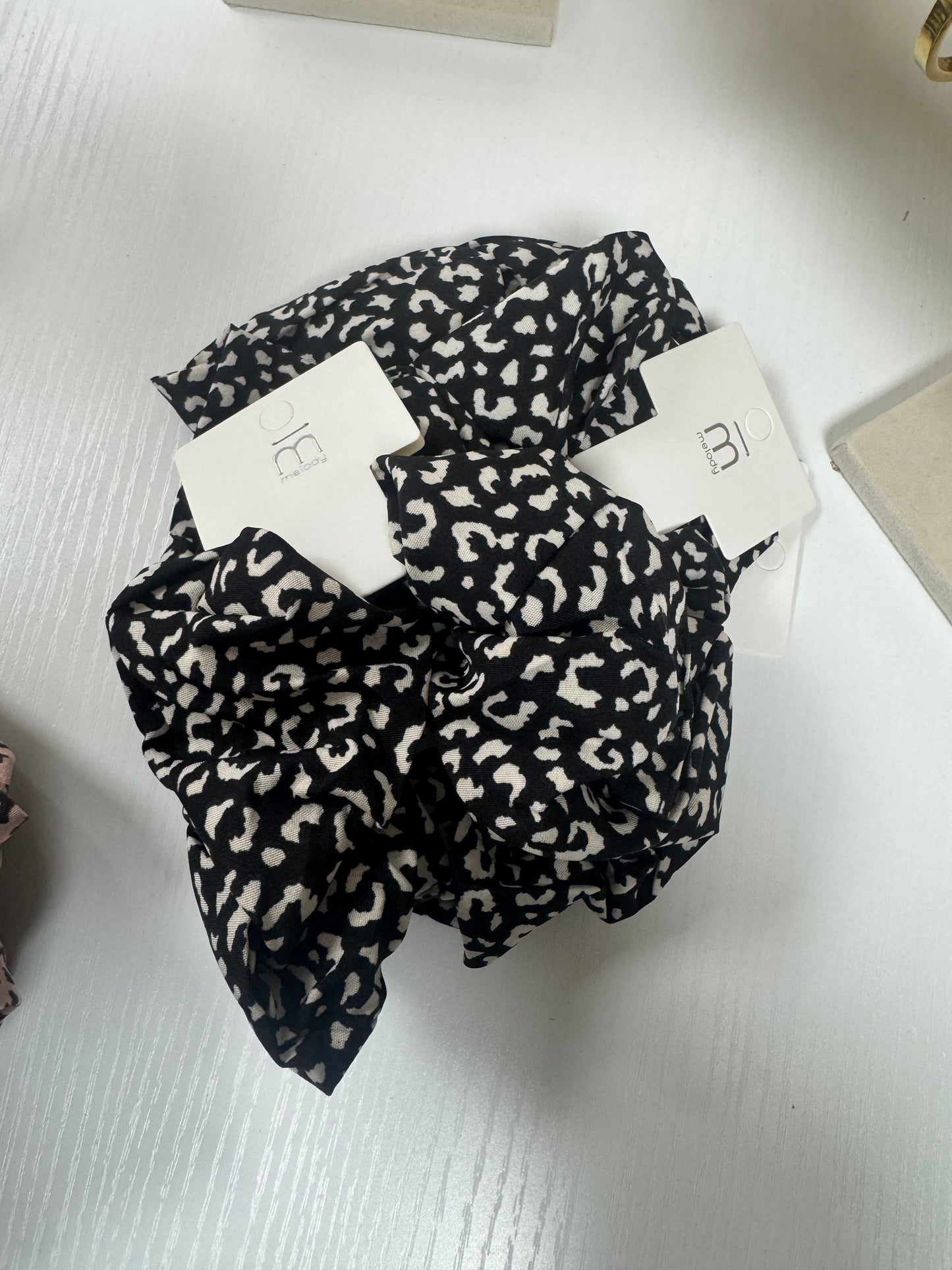 Black leopard scrunchie – Lavish 31
