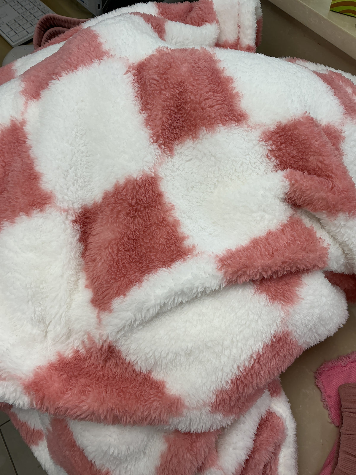 Pink checkered blanket – Lavish 31