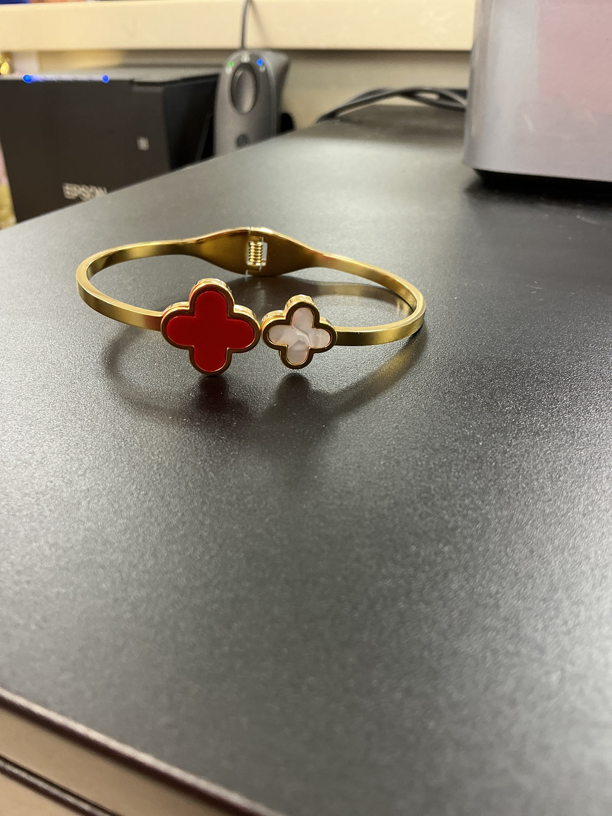 Red and white bracelet – Lavish 31