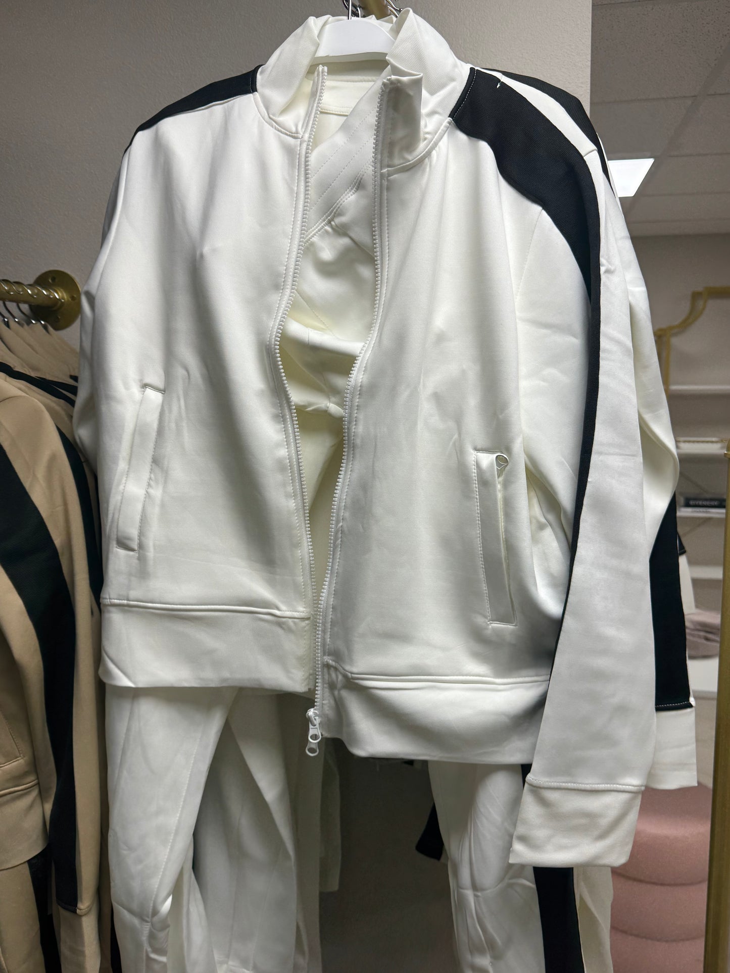 White lounge set with black stripe – Lavish 31