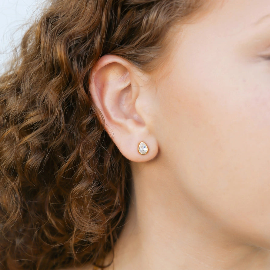 Oval diamond earring