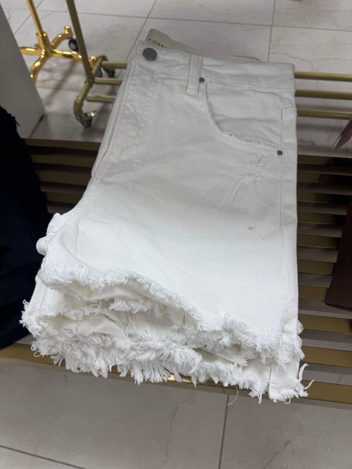 White shorts risen – Lavish 31