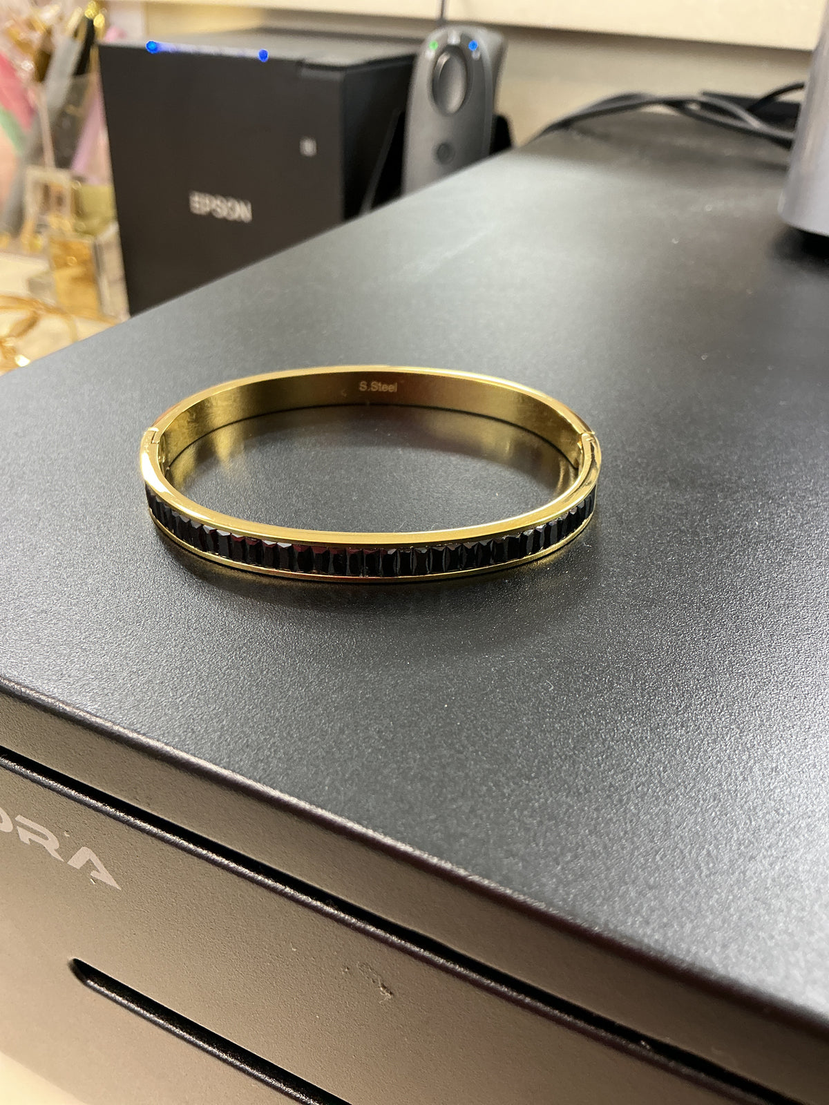 Gold and black bracelet – Lavish 31