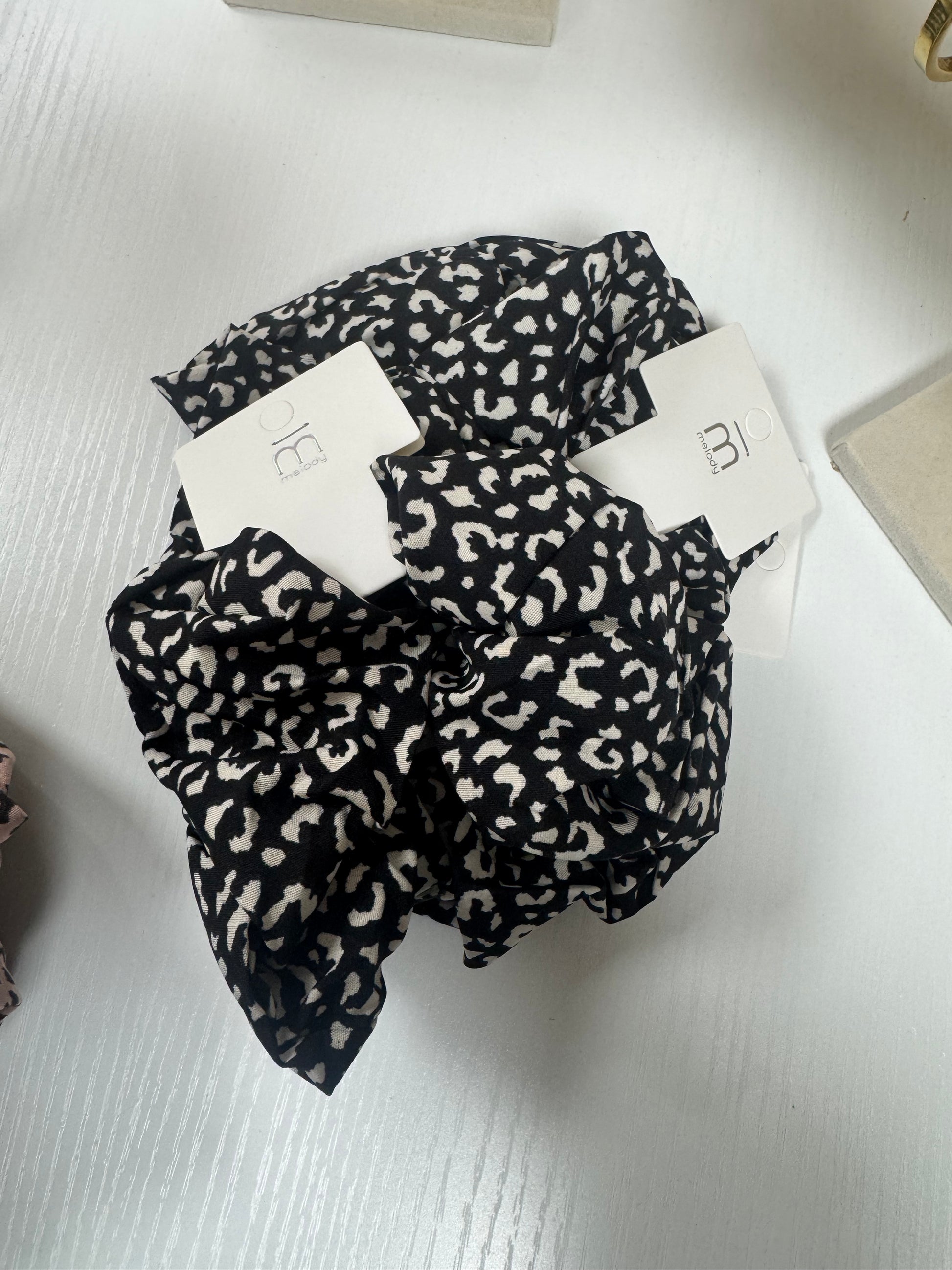 Black leopard scrunchie – Lavish 31