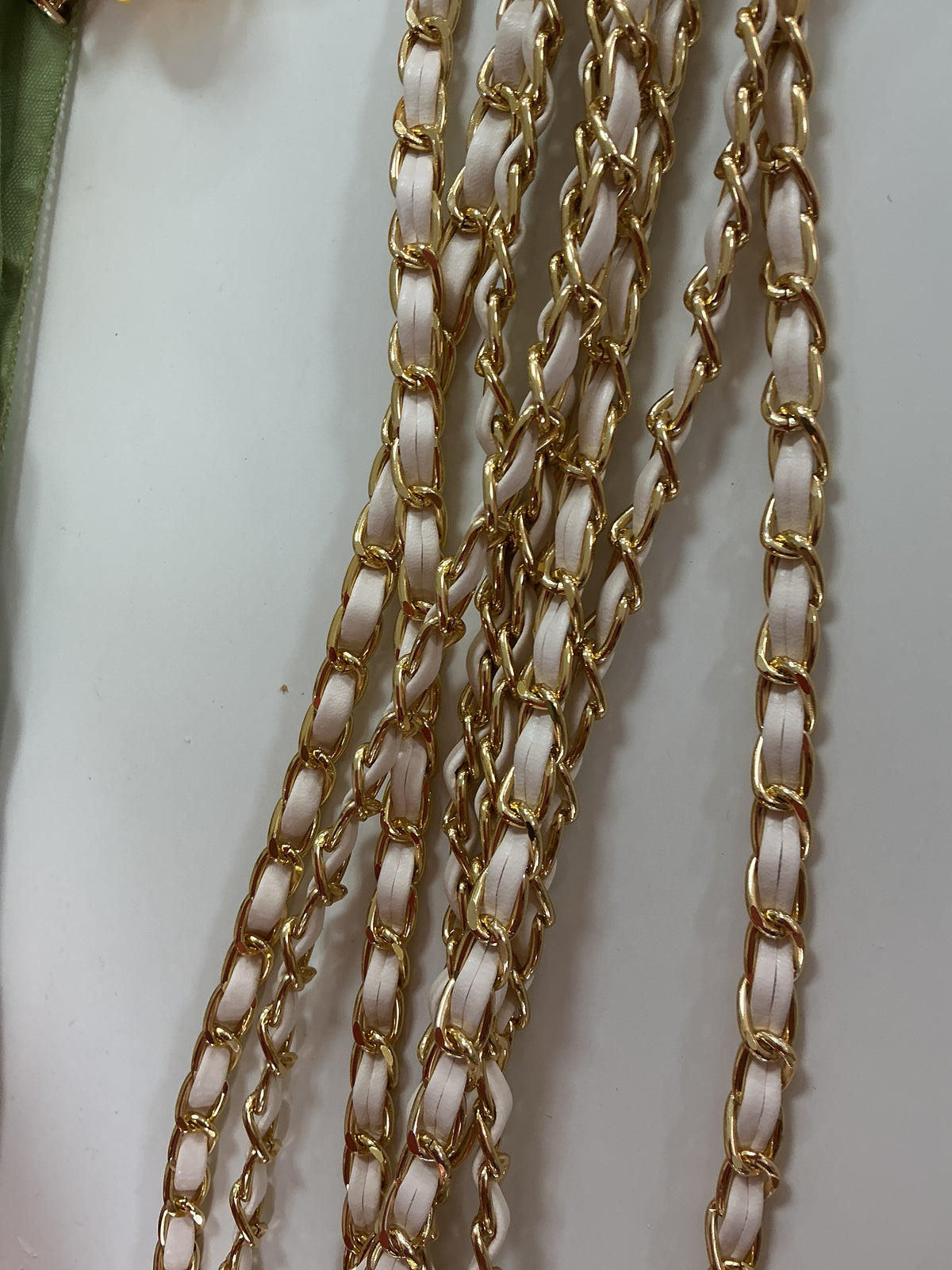 White and gold phone holder – Lavish 31