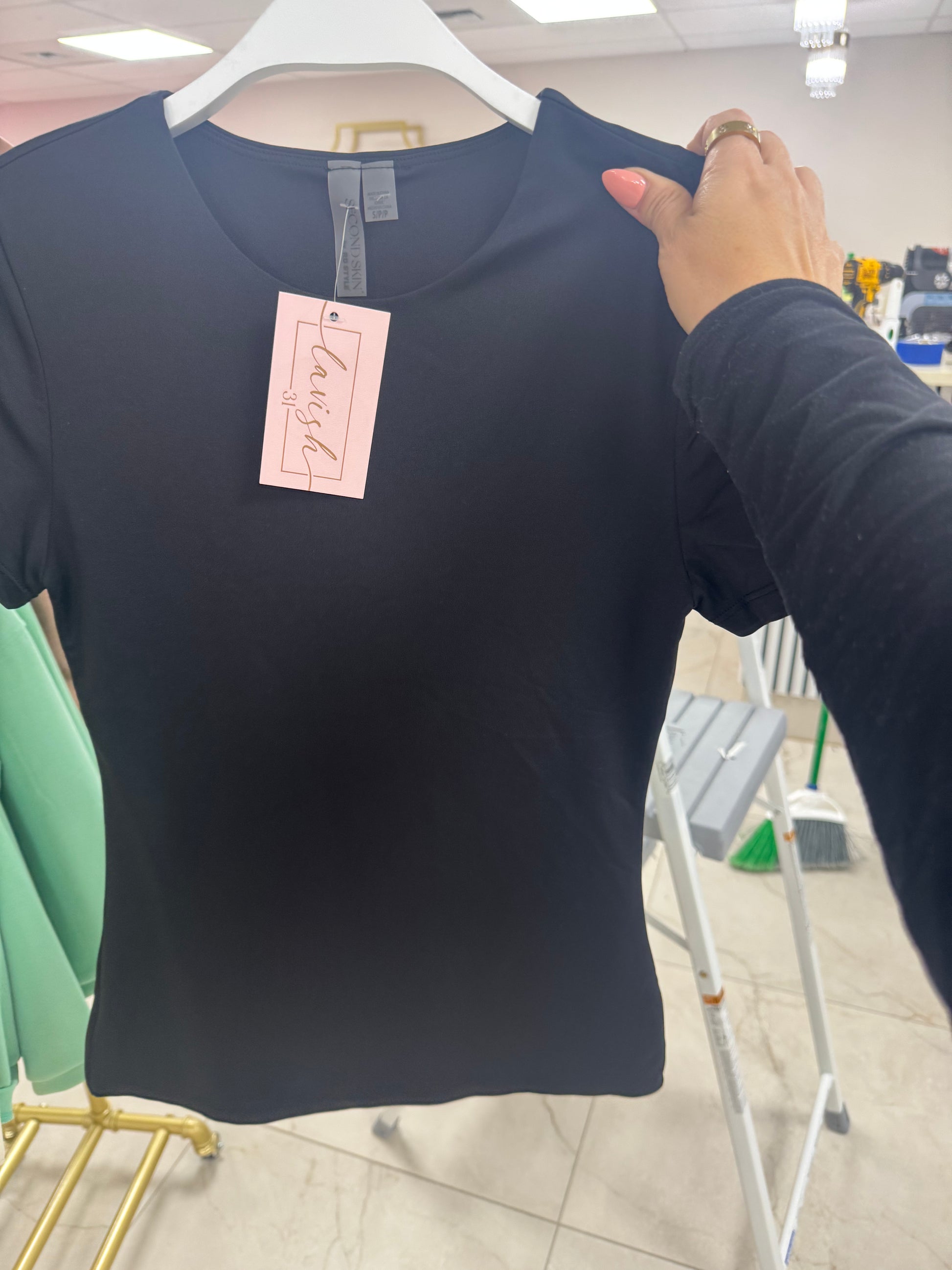 Black round neck tee – Lavish 31