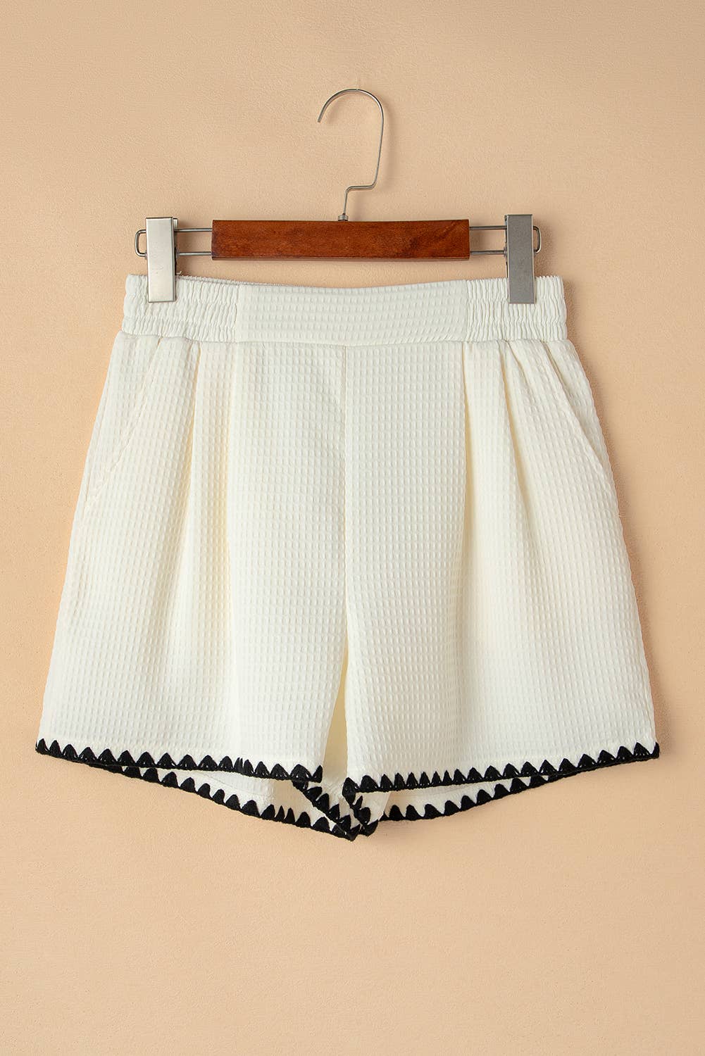 White shorts with black detail Hemline Casual shorts: white – Lavish 31 (view 4)