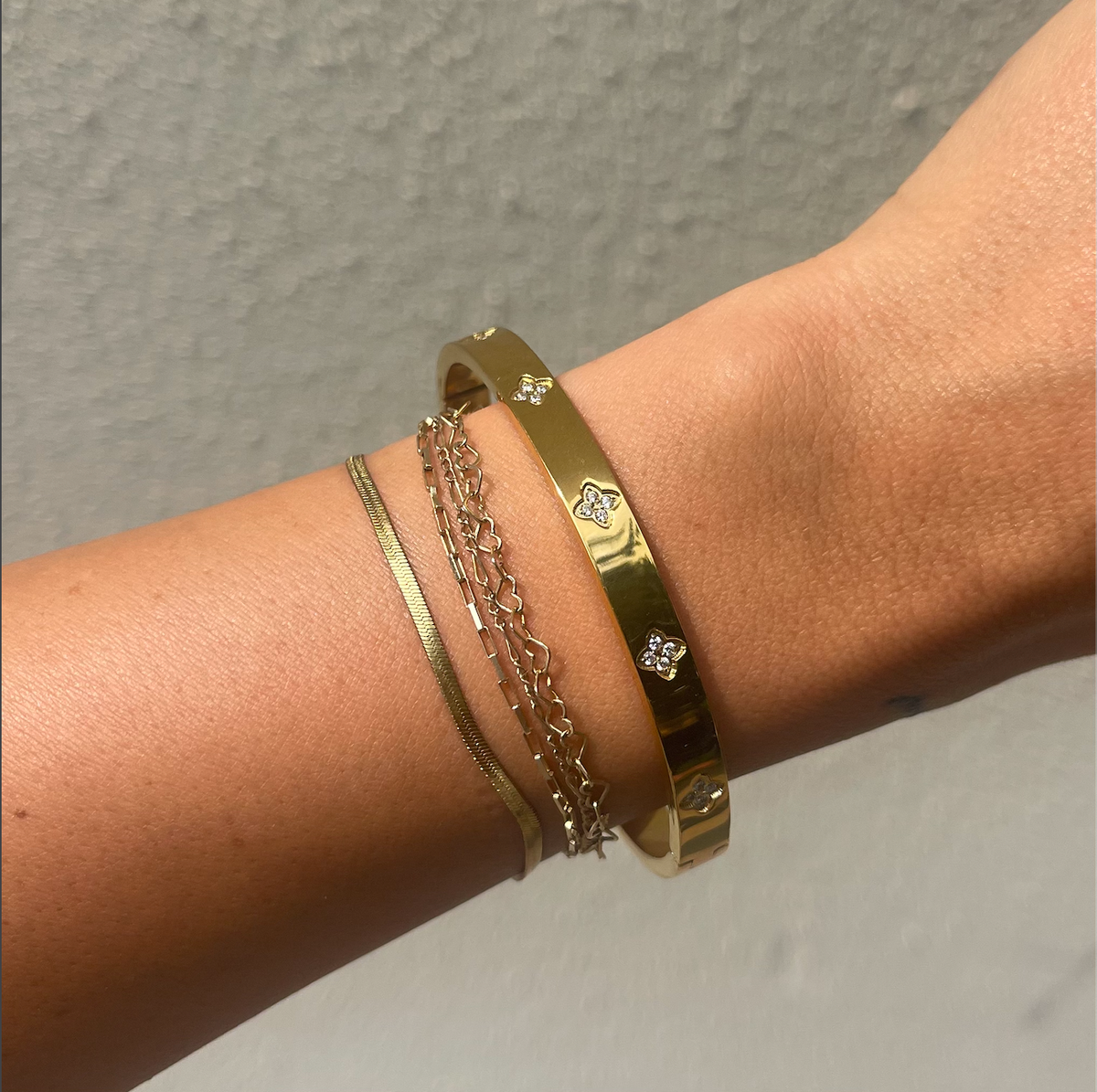 Flora Gold Bangle – Lavish 31 (view 2)