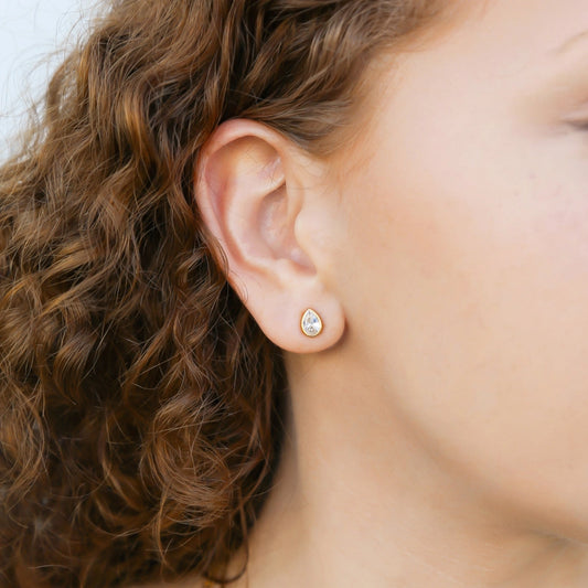 Oval diamond earring
